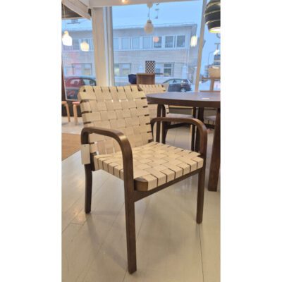 OUTLET Artek 45 tuoli, petsattu pähkinä ja luonnonvärinen/valkoinen satulavyö, neljän kappaleen setti