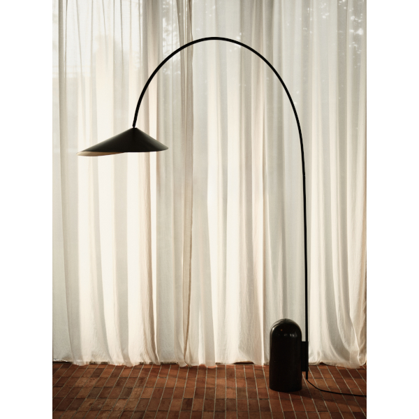ferm LIVING Arum kaareva lattiavalaisin, musta - Image 3