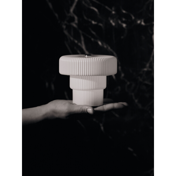 ferm LIVING Ripple Portable pöytävalaisin, pieni, valkoinen - Image 3