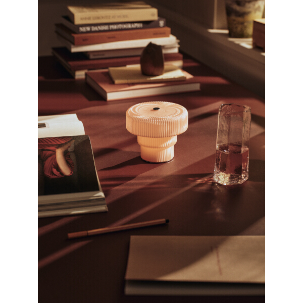 ferm LIVING Ripple Portable pöytävalaisin, pieni, vaaleanpunainen - Image 3